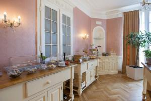 ein großes Zimmer mit einer Theke mit Essen drauf in der Unterkunft Hotel Pension Museum in Wien