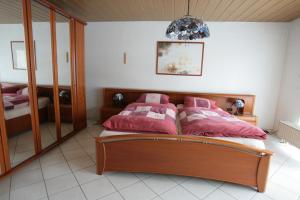 Llit o llits en una habitació de Ferienwohnung Friedsam