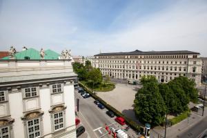 una vista aérea de una ciudad con edificios en Hotel Pension Museum en Viena
