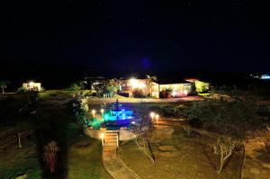 a night time view of a house with lights at Pousada Ceu e Serra in Carrancas