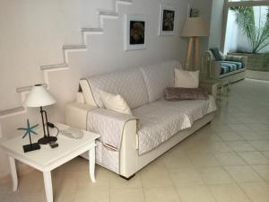sala de estar con sofá y mesa en Freja, en SantʼAntìoco