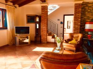 salon z kanapą i telewizorem w obiekcie CASA VACANZA VILLA DeA w mieście Villafranca in Lunigiana