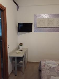 a room with a desk and a tv on a wall at Il Sogno in Tollo