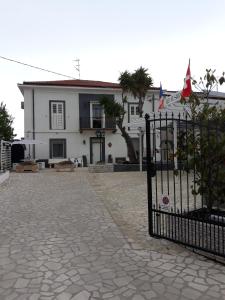 a white house with a gate in front of it at Il Sogno in Tollo