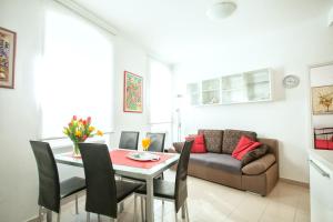 Apartment Bose في سبليت: غرفة معيشة مع طاولة وأريكة