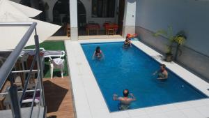 un grupo de personas en una piscina en La Maison de Lydia, en Nazca