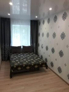 - une chambre avec un lit dans l'angle dans l'établissement Apartment On Rabochaya 81, à Dnipro