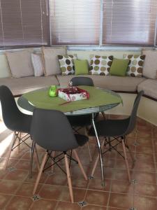 エデッサにあるVegoritida Apartmentsのリビングルーム(テーブル、椅子、ソファ付)