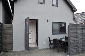 a patio with a table and chairs next to a building at Pueblo Apartamenty in Stegna