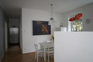 a kitchen and dining room with a white table and chairs at Altstadtwohnung mit eigenem Hauseingang in Mülheim an der Ruhr