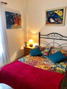 ロス・シロスにあるApartamento Casco Los Silos, Cerca de Garachicoのベッドルーム1室(赤毛布付きの大型ベッド1台付)