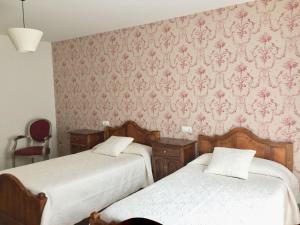 A bed or beds in a room at Hotel Rural Nova Ruta