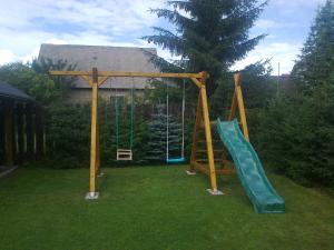 un parque infantil en un patio con un columpio en Liptovska Izba, en Liptovská Kokava