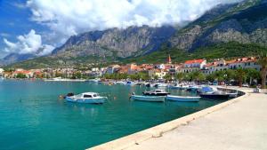 un grupo de barcos en el agua cerca de una ciudad en Apartments Kurtic, en Makarska