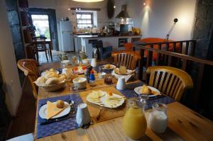 una mesa de madera con comida en la cocina en Jardim do Triângulo - Alojamento local, en Manadas