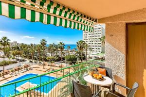 プラヤ・デ・ラス・アメリカスにあるOcean View apartment Las Americasのプールと海の景色を望むバルコニー