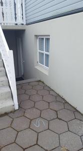 una pasarela junto a un edificio con ventana en LL Properties - The Old Town Retreat, en Akureyri