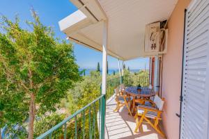 Rõdu või terrass majutusasutuses Ioannis House Sea View