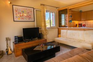 TV a/nebo společenská místnost v ubytování Ioannis House Sea View-Perfect family holidays