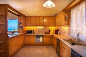 Kuchyň nebo kuchyňský kout v ubytování Ioannis House Sea View-Perfect family holidays