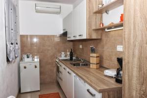 een keuken met witte kasten en een witte koelkast bij Apartment Edi in Pula