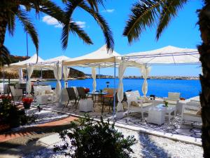 リメナリアにあるApartment Christos Limenariaの海を望むパティオ(テーブル、椅子付)