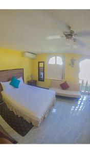 オーチョ・リオスにあるConch Shell Beach Studio @ Sandcastlesのベッドルーム1室(大型ベッド1台、天井付) +31枚の写真