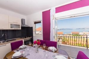 Kuchyň nebo kuchyňský kout v ubytování Apartmani Island