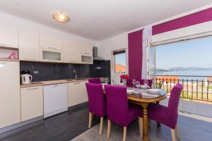 Kuchyň nebo kuchyňský kout v ubytování Apartmani Island