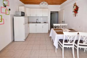 Kuchyň nebo kuchyňský kout v ubytování Apartments Miki 2