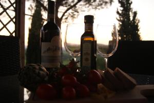 duas garrafas e dois copos de vinho numa mesa em Tuscany Balcony: Crete Senesi em Casetta