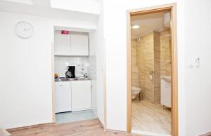 La salle de bains est pourvue d'un lavabo et de toilettes. dans l'établissement The Garden Rooms & Suites, à Split