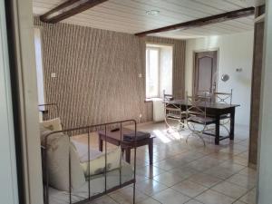 ein Wohnzimmer mit einem Sofa und einem Tisch in der Unterkunft L' ancien pressoir 2 in Pierrefitte-en-Cinglais