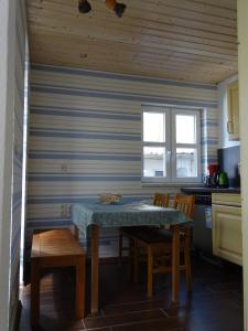 cocina con mesa y sillas en una habitación en Sommerhaus, en Eggstedt