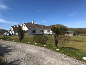 uma casa com uma estrada de cascalho em frente em Faul House em Clifden