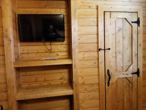 een kamer met een tv en een deur bij Paradise RV & Cabins Resort in Vinton