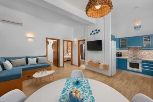 een blauwe en witte woonkamer met een bank en een tafel bij villa Diafani, Εirini in Diafani