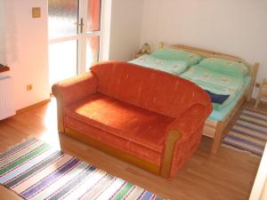 - un salon avec un canapé et un lit dans l'établissement Privat u Starona, à Liptovský Ján