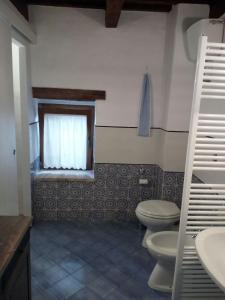 A bathroom at Il Gallo Del Vicino