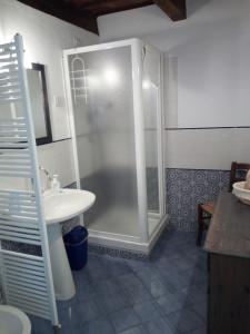 A bathroom at Il Gallo Del Vicino