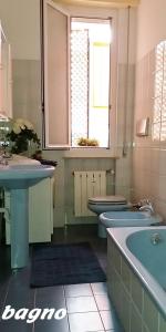 łazienka z 2 umywalkami i 2 toaletami w obiekcie Vr Albenga w Albendze