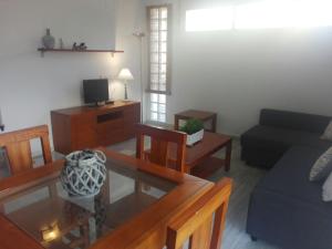 ein Wohnzimmer mit einer Couch und einem Couchtisch in der Unterkunft Cozy Loft Torremolinos in Torremolinos