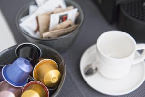 stół z dwoma kubkami i kubkiem w obiekcie Suite Vogue Espresso w mieście Voghera +11 zdjęć
