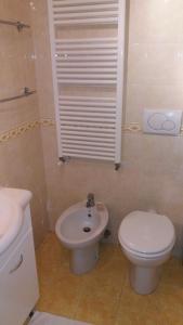 バーリにあるSan Sebastiano Apartmentのバスルーム(トイレ、洗面台付)