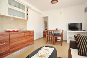 - une cuisine et un salon avec un gâteau sur une table dans l'établissement Apartman ANNA Đenovići, à Herceg-Novi