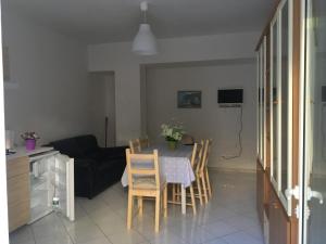 uma cozinha e uma sala de estar com mesa e cadeiras em La coccinella em Agropoli