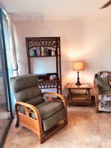 基黑的住宿－Aloha WAI，客厅配有椅子和书架