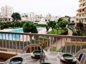 Bazén v ubytování LOS IRIS PLAYA DE GANDIA- Apartamento Familiar nebo v jeho okolí
