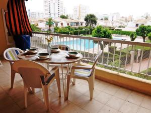 Bazén v ubytování LOS IRIS PLAYA DE GANDIA- Apartamento Familiar nebo v jeho okolí