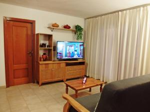 TV a/nebo společenská místnost v ubytování LOS IRIS PLAYA DE GANDIA- Apartamento Familiar